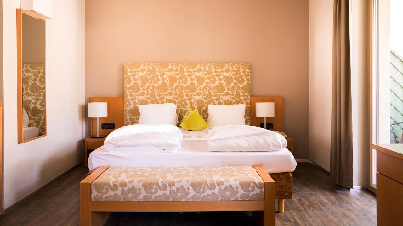 Flora Hotel & Suites Merano Esterno foto